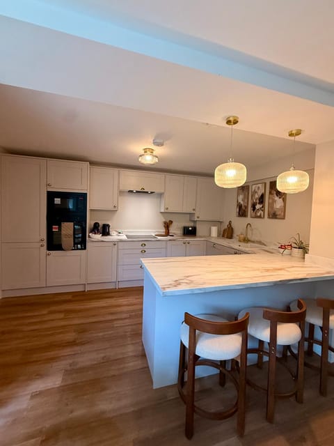 Kitchen or kitchenette, Dining area, microwave, oven, toaster, washing machine, dryer, kitchen