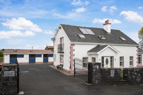 Property building, Day, Landmark view