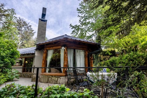 Property building, Patio, Spring, Day, Garden, Dining area, Garden view