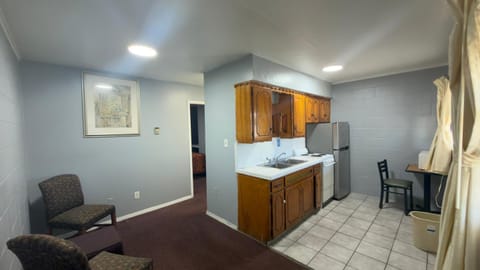 Kitchen or kitchenette, Seating area, Dining area, stove