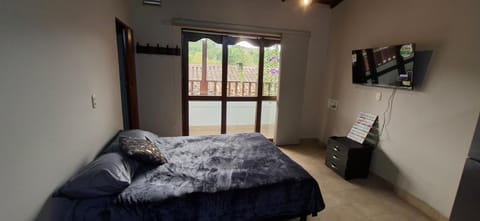 Bed, TV and multimedia, Balcony/Terrace, Photo of the whole room, Bedroom