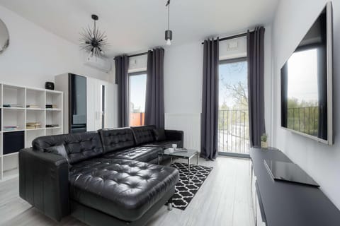 TV and multimedia, Living room, Seating area, Evening entertainment
