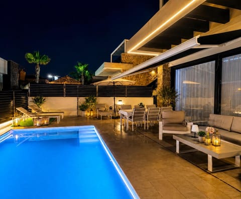 Property building, Patio, Night, Garden, Balcony/Terrace, Pool view, Swimming pool, Swimming pool, sunbed