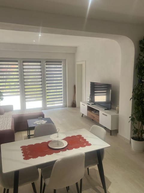 TV and multimedia, Living room, Seating area, Dining area
