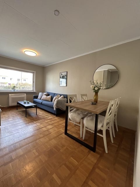 Living room, Photo of the whole room, Seating area, Dining area