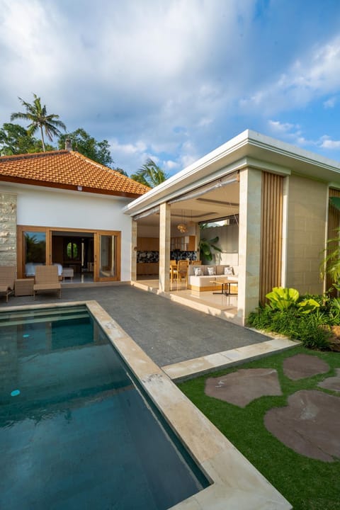 Property building, Patio, Day, Garden, Garden view, Pool view, Swimming pool, sunbed