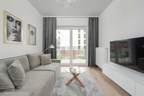TV and multimedia, Living room, Seating area, Evening entertainment