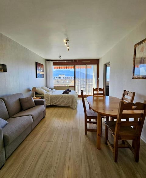 TV and multimedia, Living room, Dining area