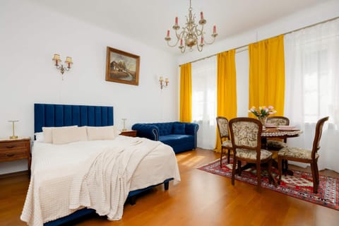 Bed, Living room, Photo of the whole room, Seating area