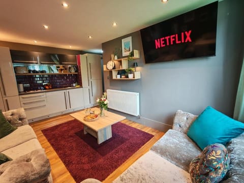 TV and multimedia, Kitchen or kitchenette, Living room, Seating area, internet