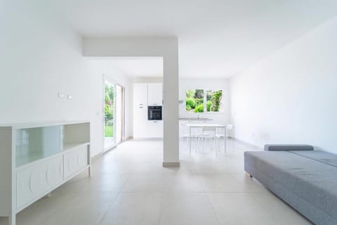 Photo of the whole room, kitchen