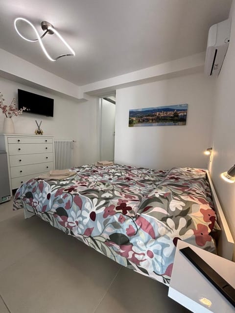 Bed, TV and multimedia, Bedroom, air conditioner