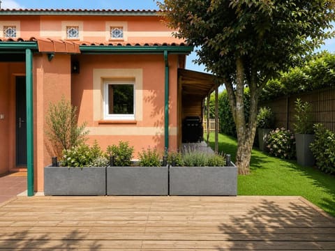 Property building, Patio, Spring, Day, Garden, Garden view