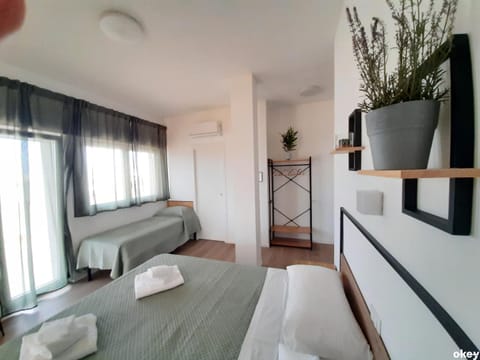 Bed, TV and multimedia, Photo of the whole room, Bedroom, towels, wardrobe
