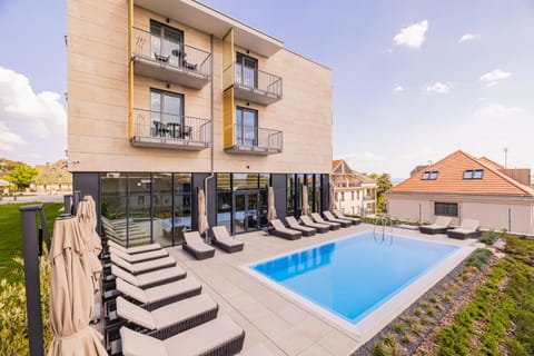 Property building, Swimming pool, sunbed