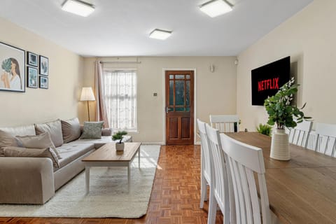 TV and multimedia, Living room, Seating area, Dining area