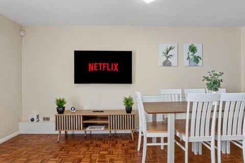 TV and multimedia, Living room, Seating area, Dining area
