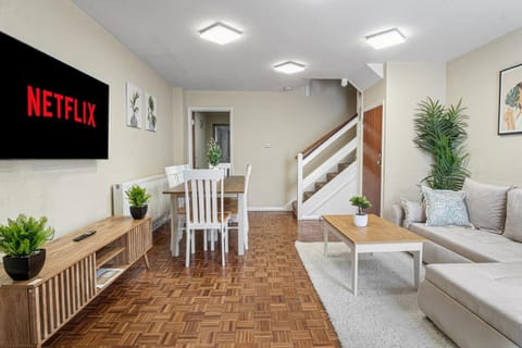 Communal lounge/ TV room, TV and multimedia, Living room, Seating area, Evening entertainment