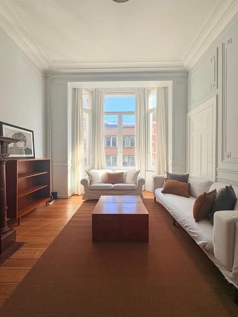 Bed, TV and multimedia, Living room