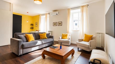 TV and multimedia, Living room, Seating area, air conditioner