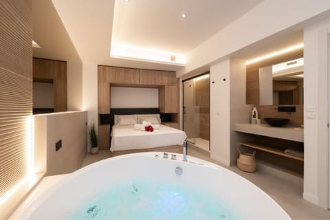 Shower, Bed, Hot Tub, Photo of the whole room, Bedroom, towels