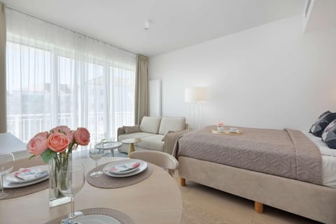 Bed, Living room, Photo of the whole room, Seating area
