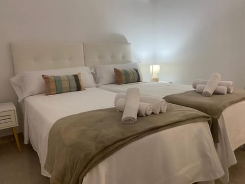 Bed, Bedroom, towels
