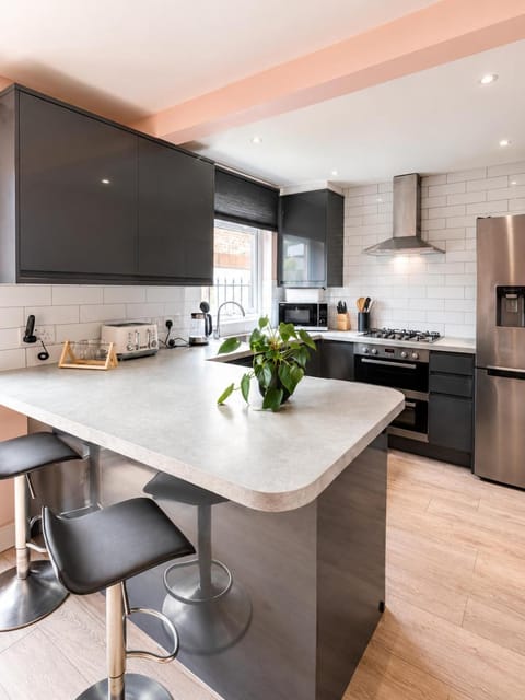 Dining area, Breakfast, Family, microwave, toaster, laundry, washing machine, dryer, kitchen
