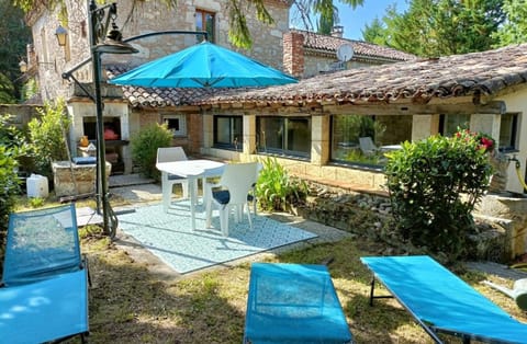 Property building, Patio, Garden, Garden view, sunbed
