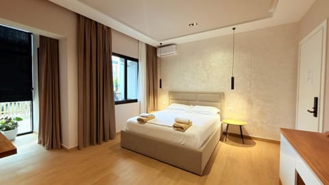 Bed, Bedroom, towels