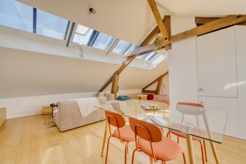 Kitchen or kitchenette, Living room, Seating area, Dining area