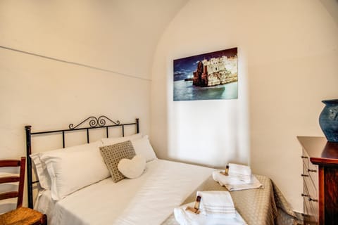 Bed, TV and multimedia, Photo of the whole room, Bedroom, towels
