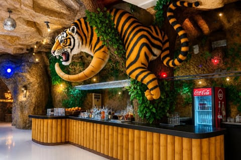 Property building, Restaurant/places to eat, Natural landscape, minibar