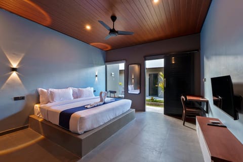 Bed, TV and multimedia, Photo of the whole room, Bedroom