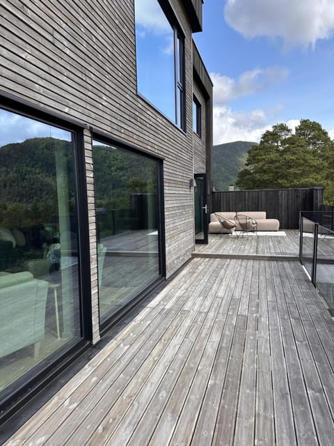 Property building, Patio, Balcony/Terrace