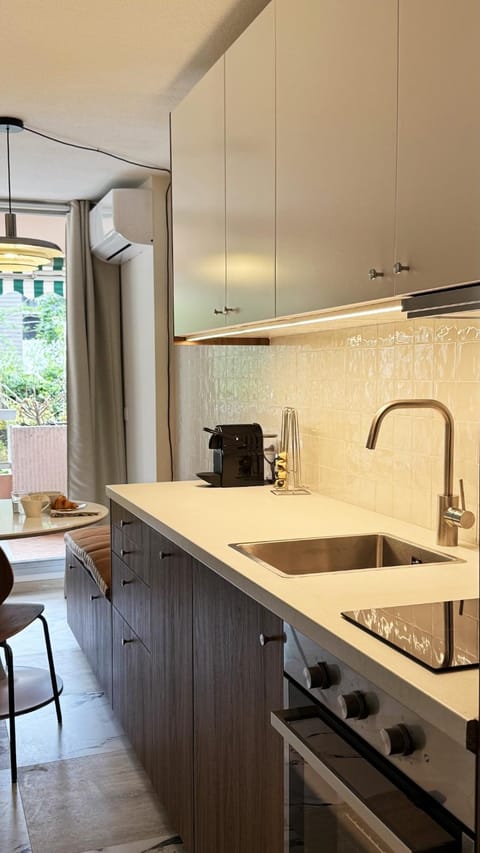 Kitchen or kitchenette, Dining area, stove