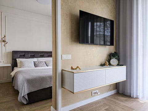 Communal lounge/ TV room, Bed, TV and multimedia, Photo of the whole room, Evening entertainment, Bedroom