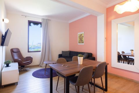 TV and multimedia, Living room, Seating area, Dining area