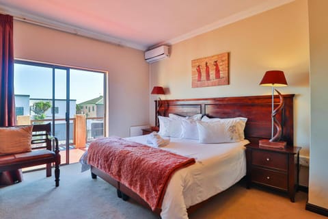 Bed, Photo of the whole room, Seating area, Bedroom, air conditioner