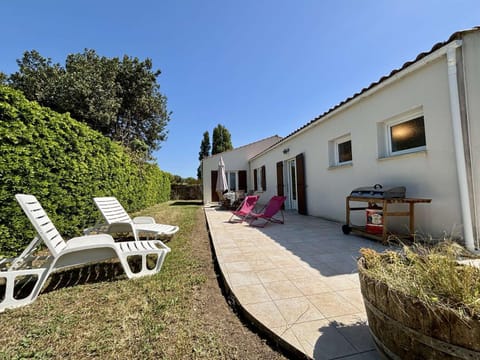 Property building, Patio, Garden, sunbed