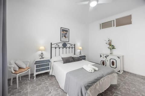 Bedroom, towels