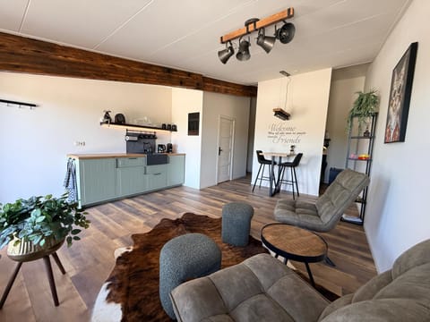 Kitchen or kitchenette, Living room, Seating area, Dining area