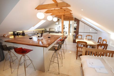 Kitchen or kitchenette, Dining area