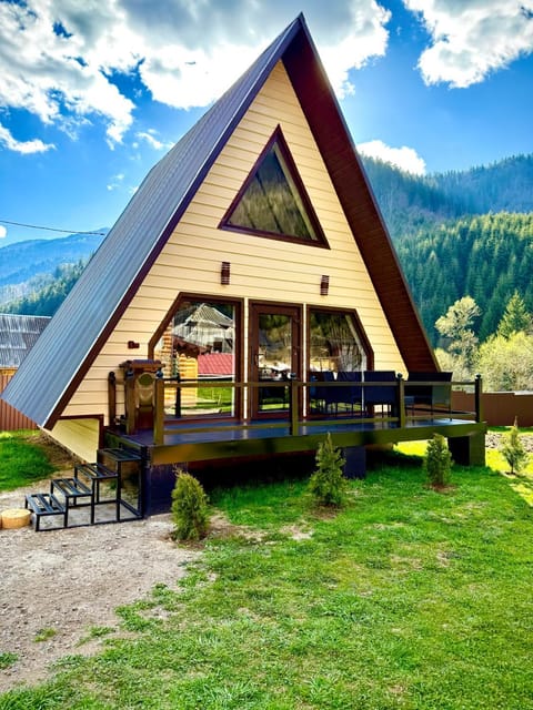 Property building, Day, Garden, Garden view, Mountain view
