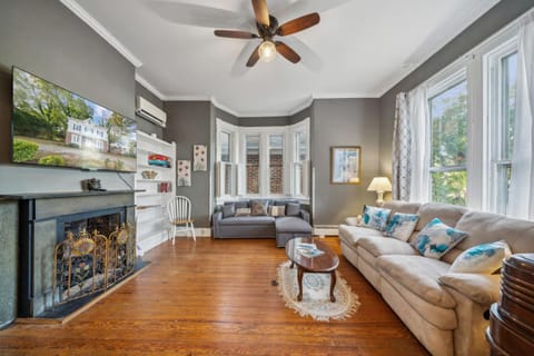 TV and multimedia, Living room, Seating area, fireplace
