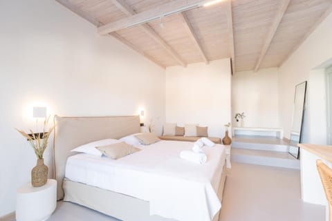 Bed, Photo of the whole room, Decorative detail, Bedroom, towels