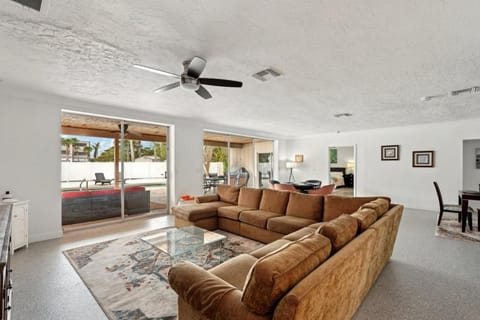 TV and multimedia, Living room, Dining area, Pool view