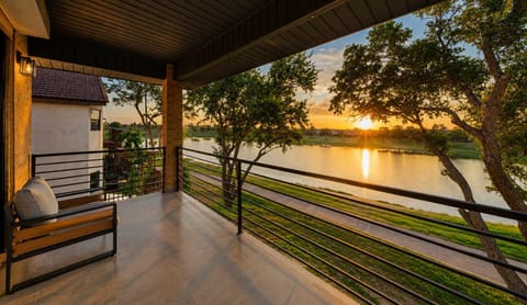 View (from property/room), Lake view, Street view