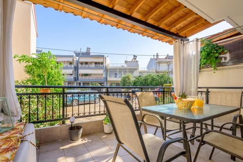 Patio, Day, Balcony/Terrace, furniture