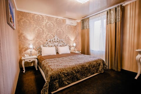 Bed, Day, Photo of the whole room, Bedroom